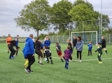 Laatste training S.K.N.W.K. JO7-1 (partijtje tegen de ouders) van maandag 27 mei 2024 (15/180)